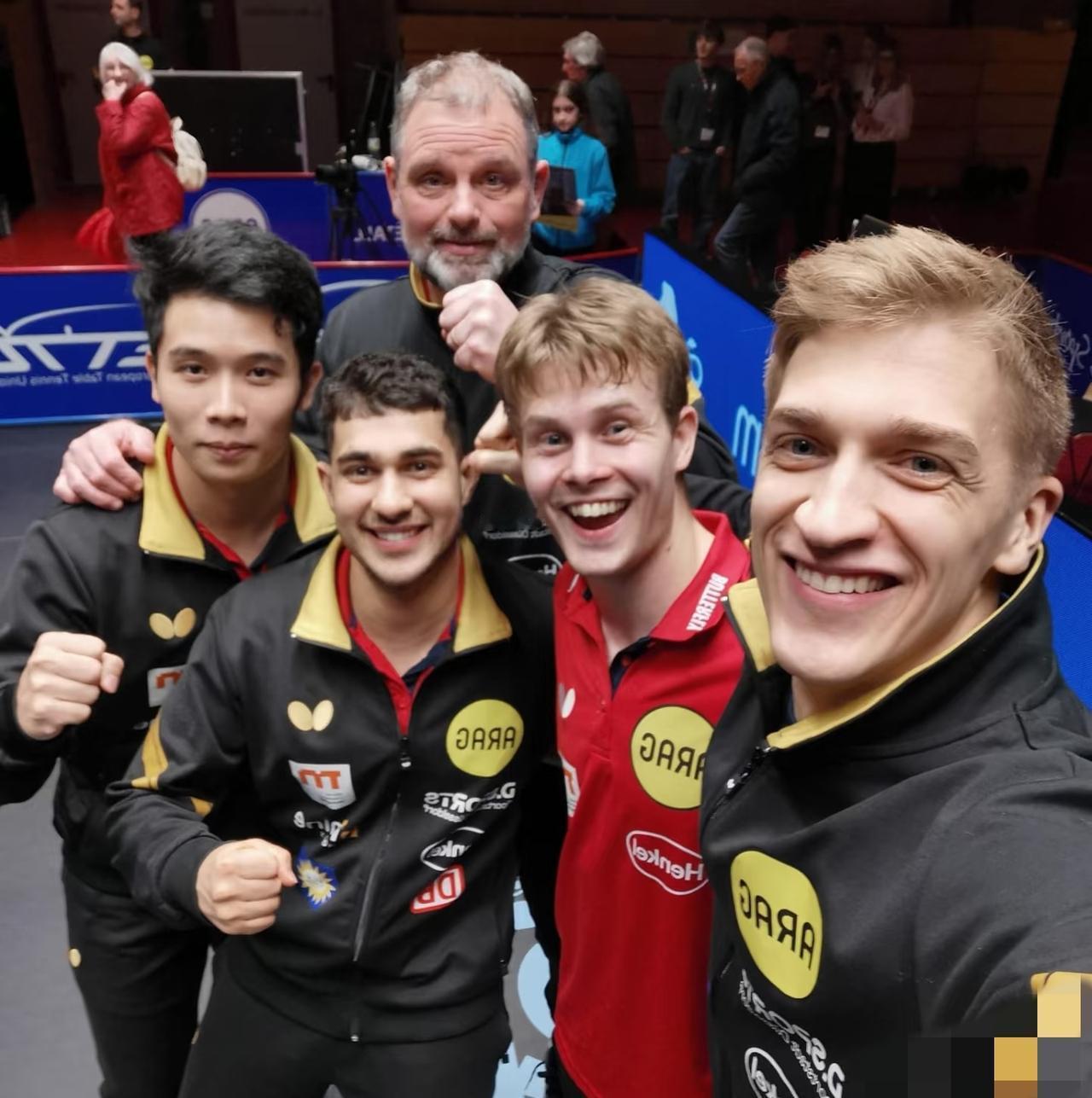 小胖樊振东转会杜塞尔多夫后，最大的便利应该就是不用说英语了。
邱党祖籍中国南通，