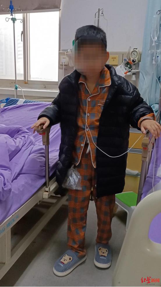 山东菏泽，10岁男孩被同学撞了肚子，他就一直肚子疼，妈妈带他去县医院，竟然检查出