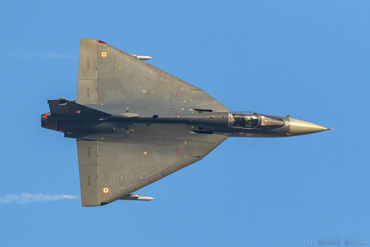 印度🇮🇳空军光辉战斗机组图秀一波，堪称航空界的“传奇”。它由印度航空发展局与