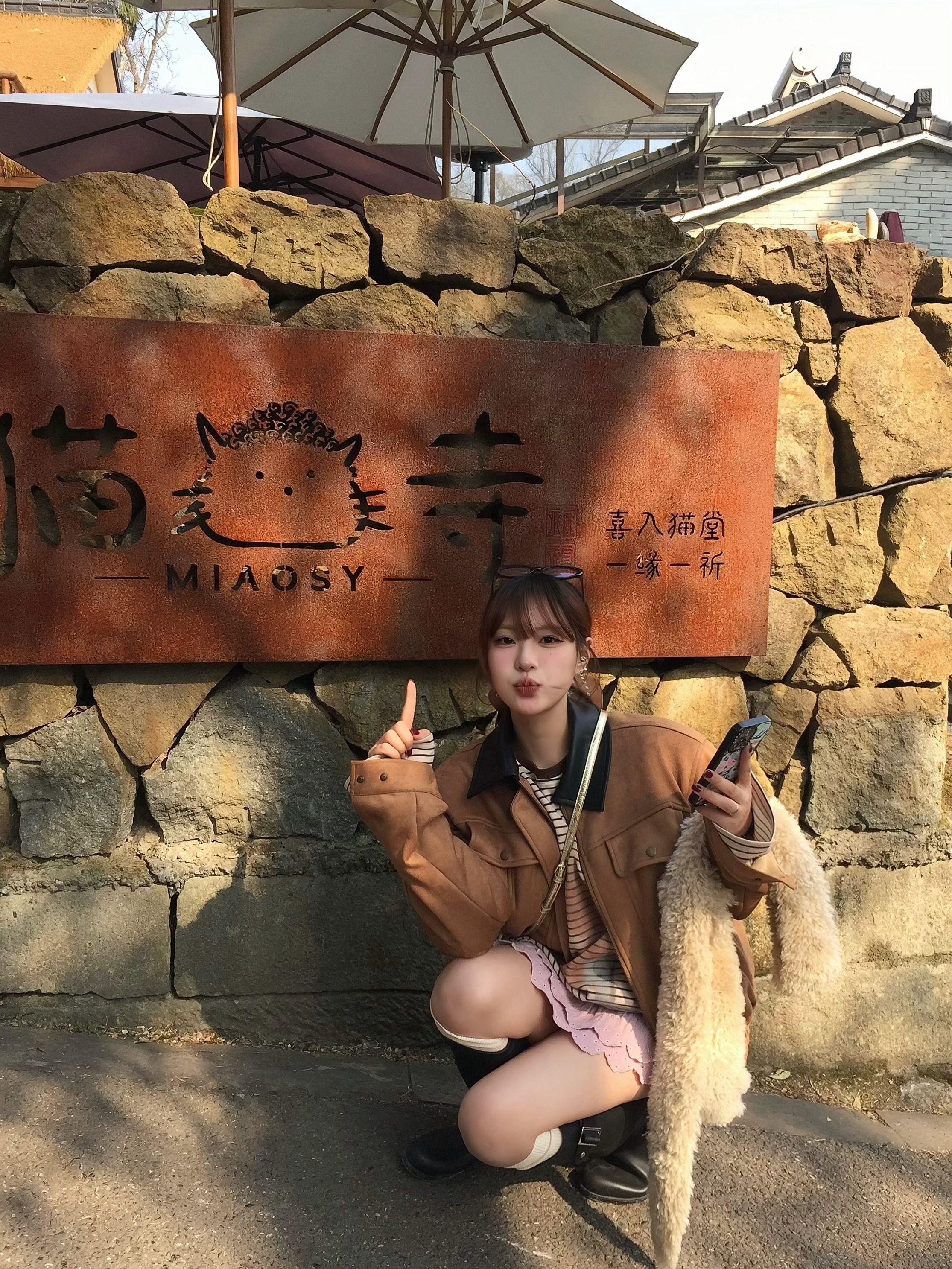 1）猫猫寺刚好歇业 老板看在我们大老远跑来+拜托拜托下 放我们进去拍照片（特别特