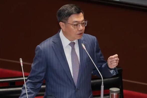 霍尔木兹海峡堵死的第三天，台湾行政院长取消全部上午行程，紧急召集财政、金管、经济