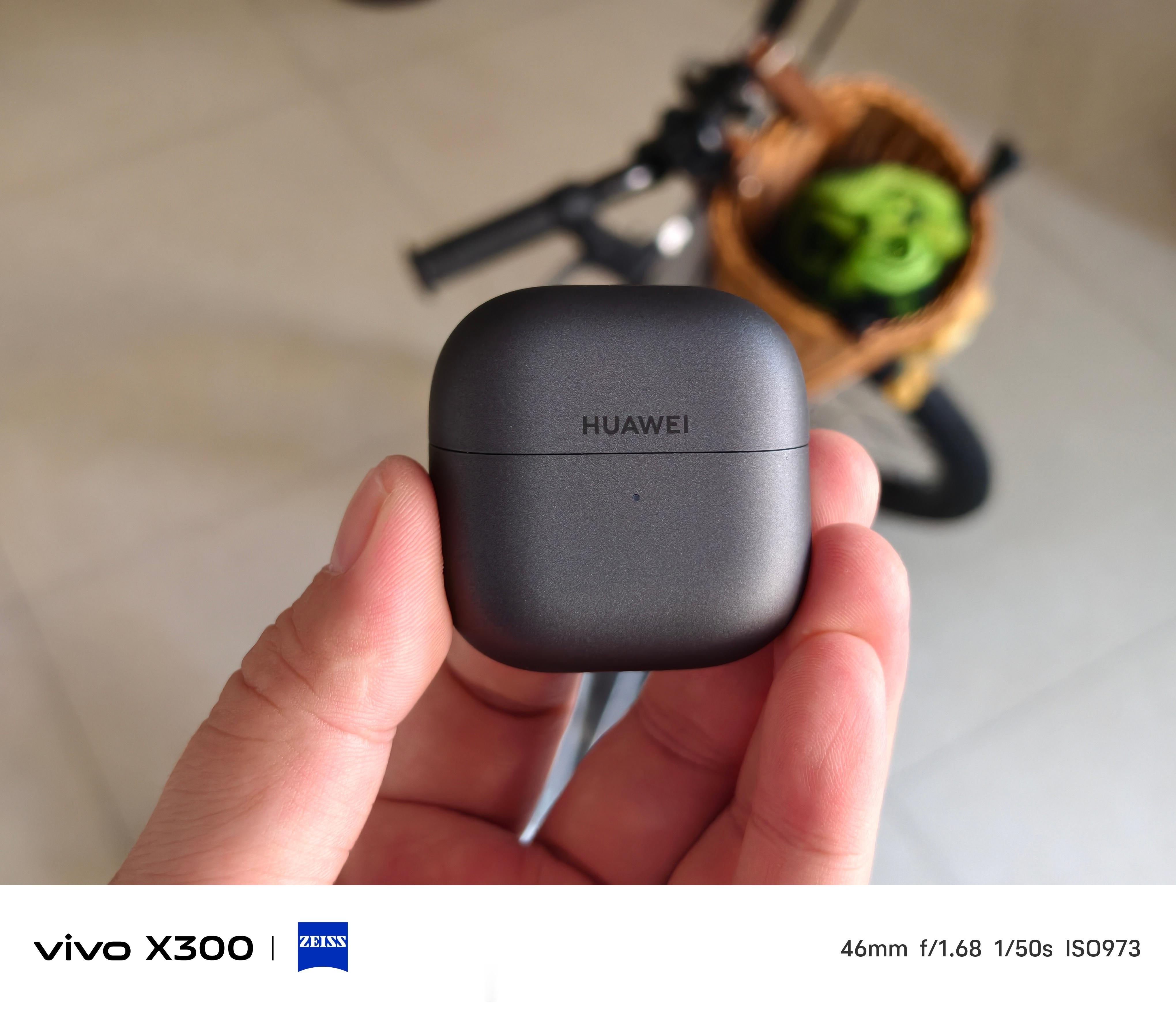 刚到手的华为FreeClip2，我还没用就被媳妇征用了。说是小巧好用，只能眼巴巴