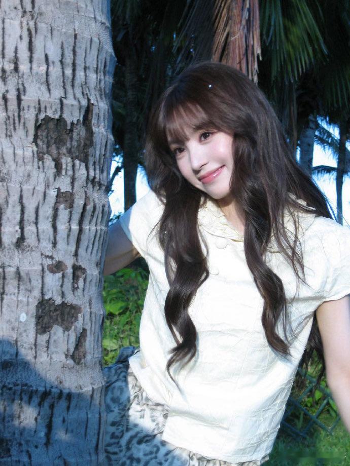 田曦薇出发图手搓的 卷发小田比直发的时候多了点慵懒感。夏天、少女、西瓜、椰树，这