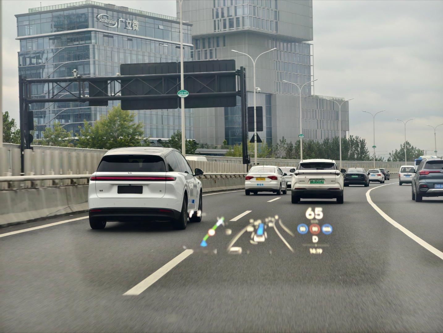 最近理想i8的能见度越来越高，上下班遇到好几次。 ​​​