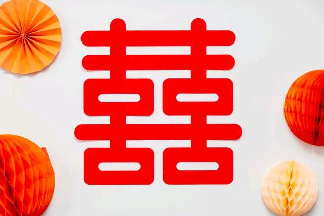 《蜜月》
喜从心底绽笑花，
爱涌身间神爽佳。
遥想君知侬情意，
恩爱催花幸福花。