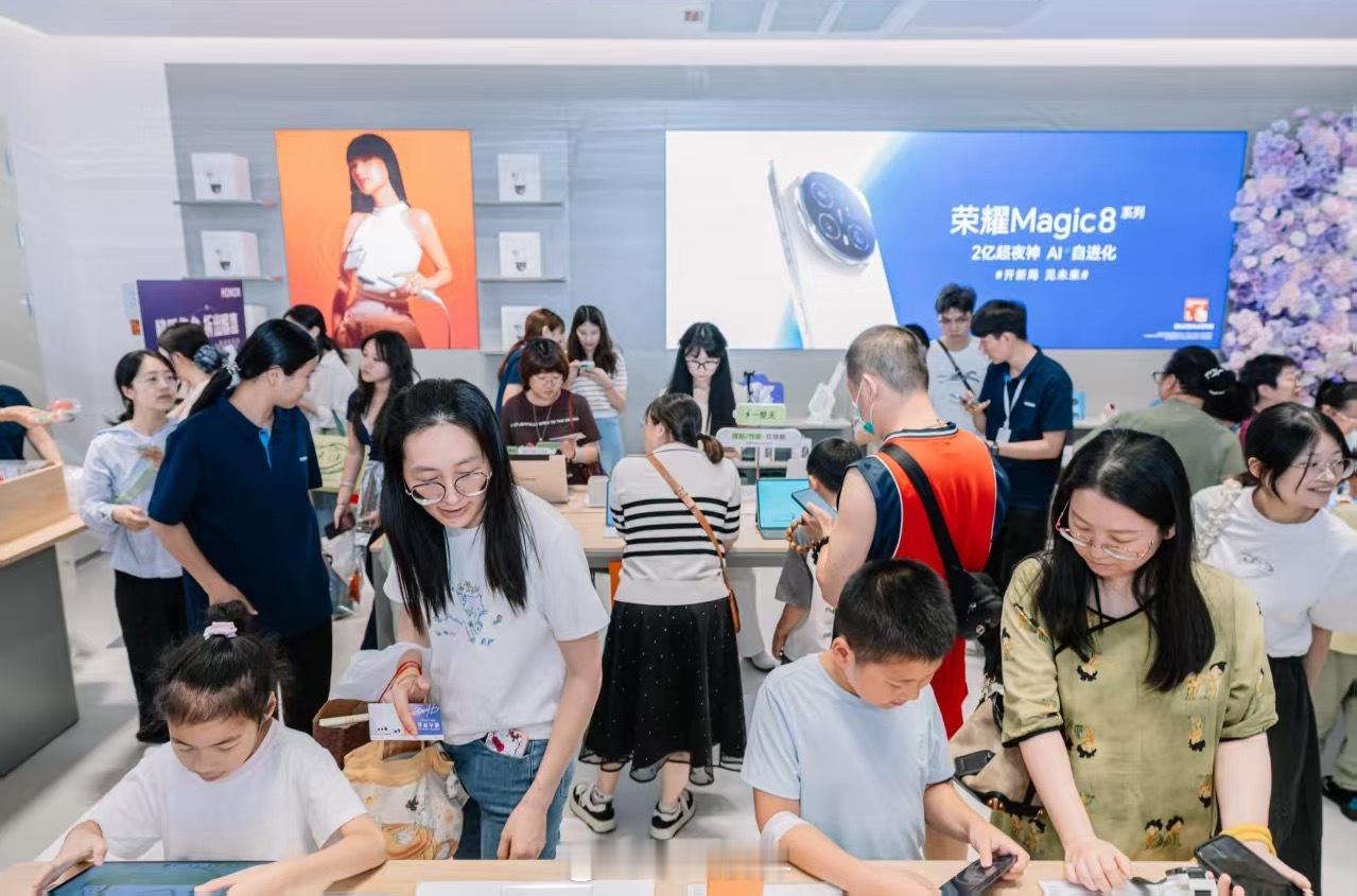 高考刚结束，全国多地荣耀门店挤满了准大学生，幸运星配色更是成为最热门爆款。这款手