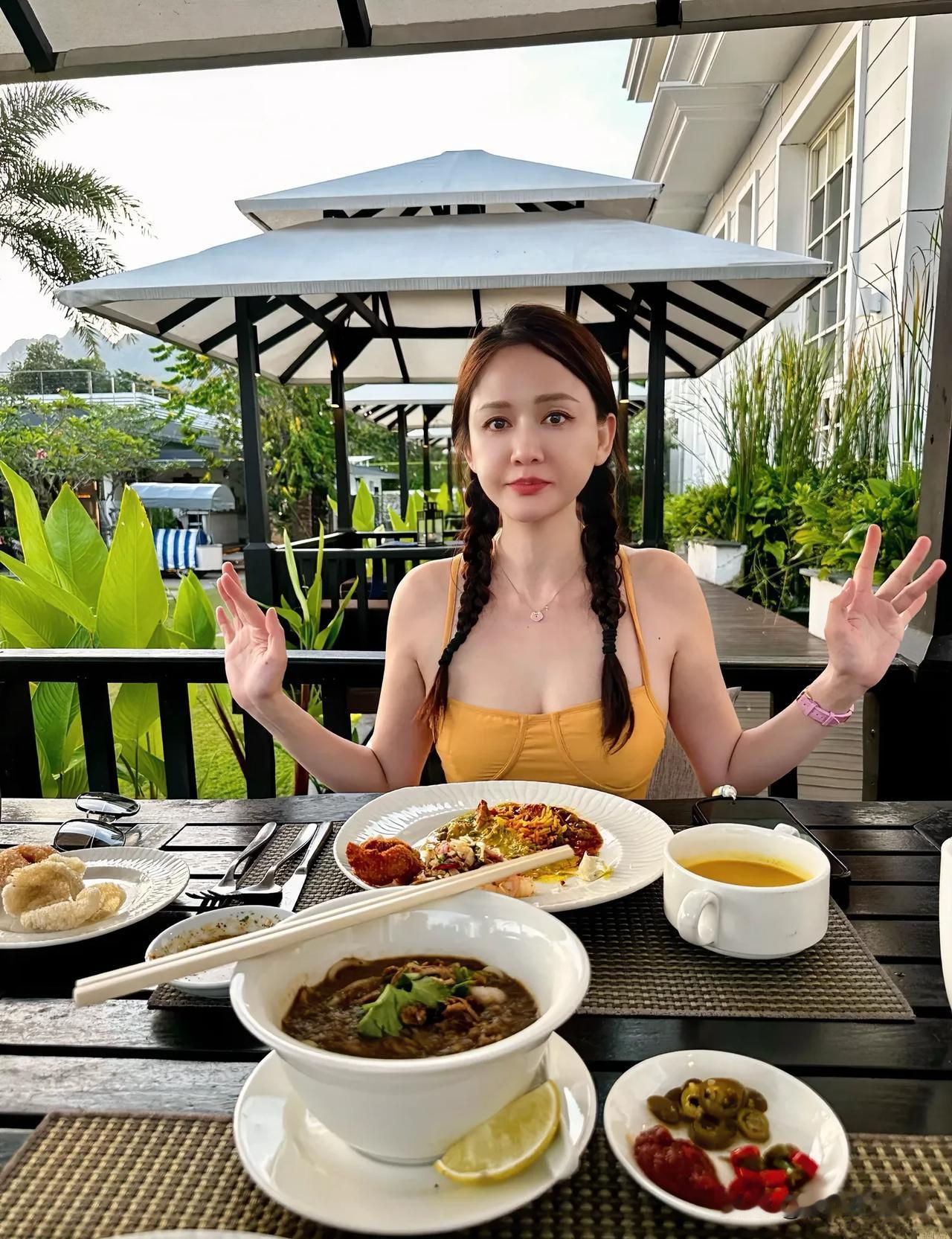 陈乔恩元宵节露面，感觉她整个人都胖了一圈，特别是脸，肉嘟嘟的有点可爱，皮肤是保养