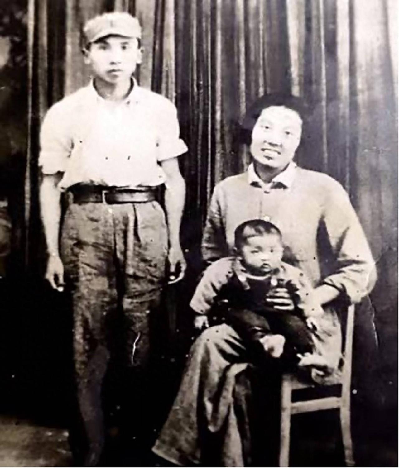 1946年，一名23岁女子，按了按胸前的机密文件，和丈夫互看一眼，随即，抱起2岁