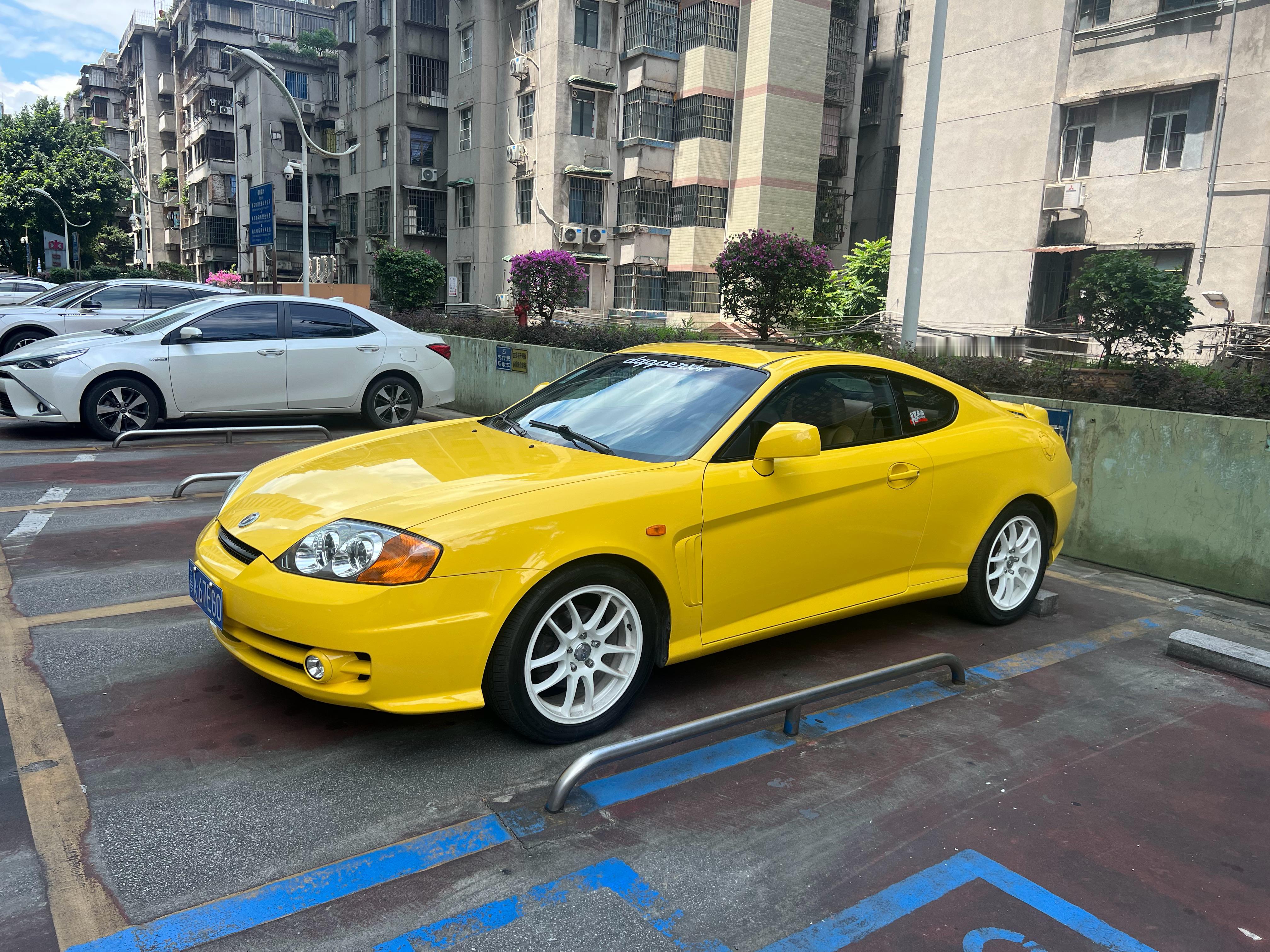 不得不说，黄色车身搭配白色轮毂，真的帅！ 