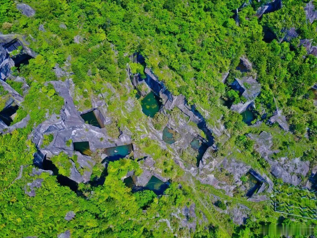 俯瞰采石遗迹，山石与绿意共生 ​​​