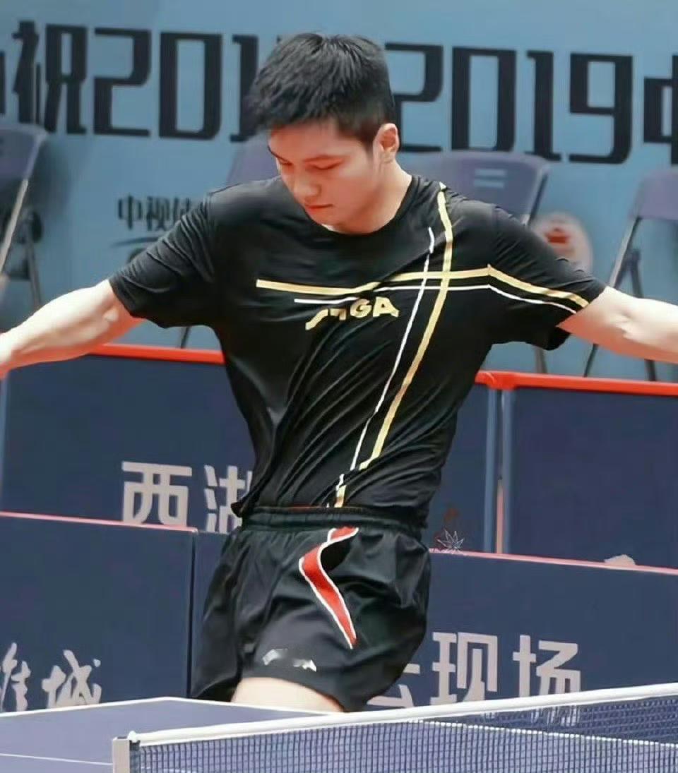 樊振东也是瘦过的呢，
不仅瘦还特别的帅！

考古之的小胖，
清瘦时期，
帅得一塌