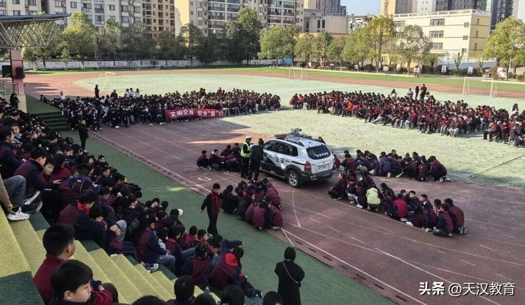 3月10日上午，汉中市公安局交通管理支队二大队走进大河坎九年制学校，开展“文明交