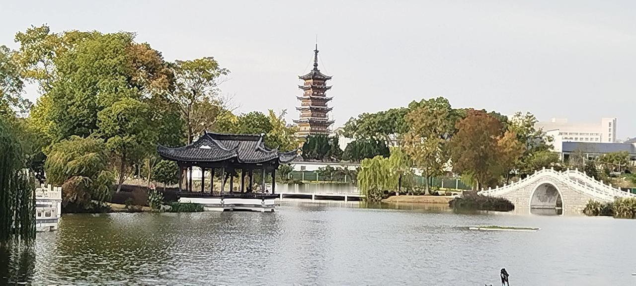 古塔倒影映湖面，静谧江南水乡情！