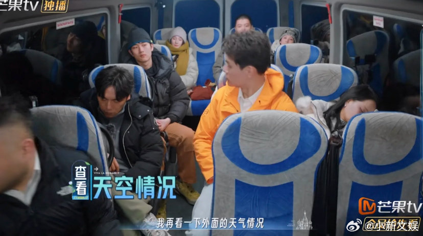 伊能静好惨伊能静旁边本来是空座 看得我直接破防！本来旁边是空座，硬生生被挤成这样