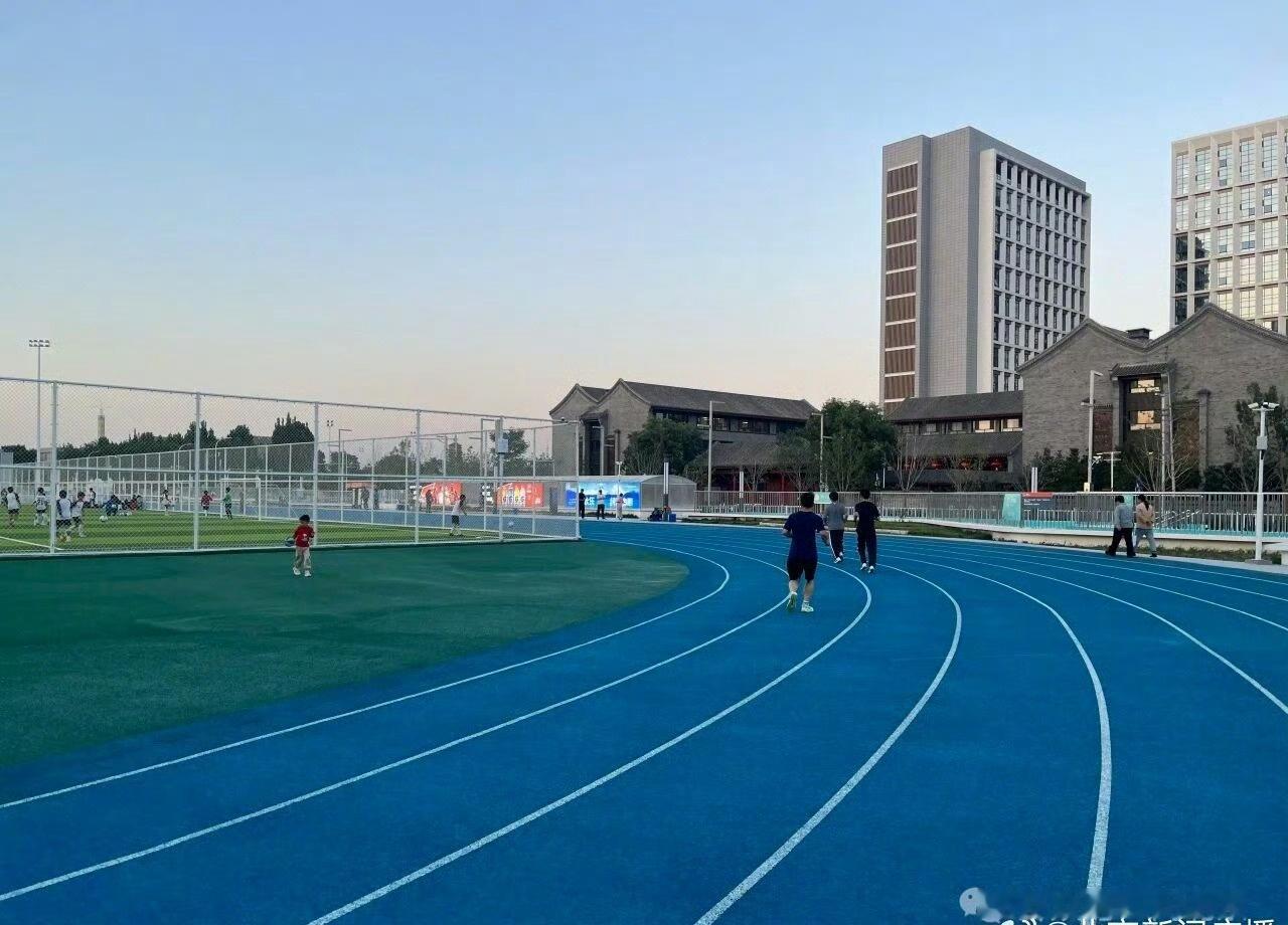 此次改造提升将把原蓝色跑道更换为色牢度高的红色环保型跑道，同时彻底解决跑道存在部