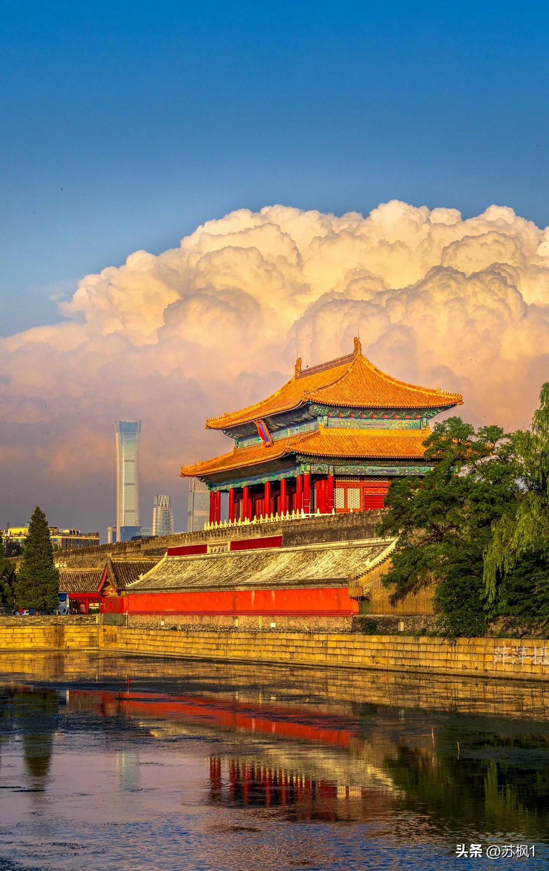 谁能比我发的这张照片拍得好？这个机位只能在故宫里面才能找到。天时地利人和才能拍得