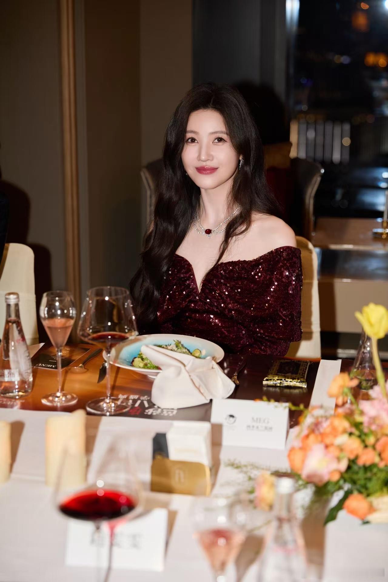 杨子姗在上海外滩美得像油画上海外滩雨后杨子姗美人鱼造型出现杨子姗在上海外滩真美腻
