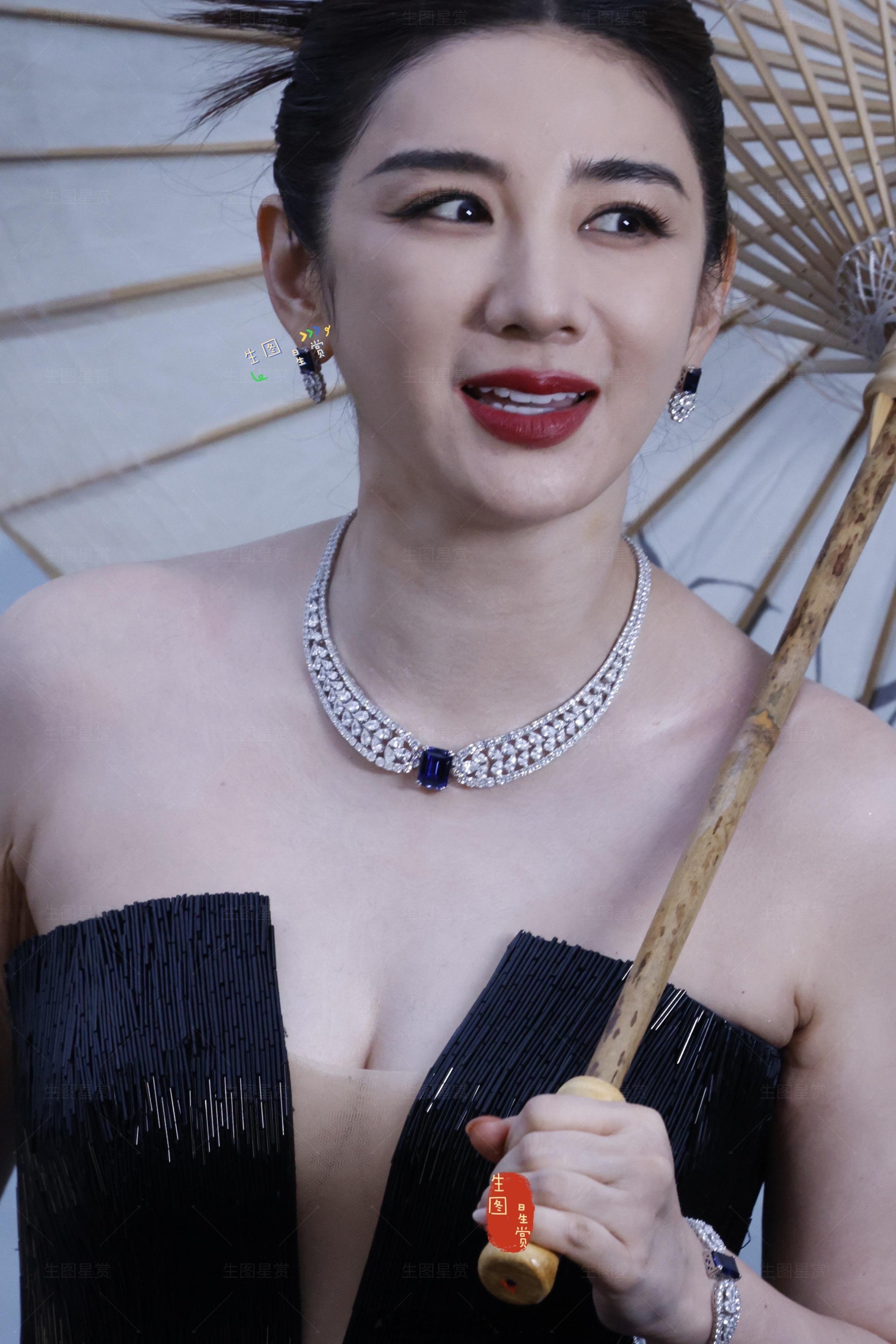 48岁的黄奕美的水灵有光今天芭莎盛典濮院外拍出图芭莎艺术年度美学盛典