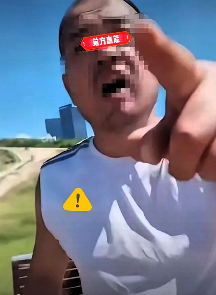 大哥我求你了！我给你跪下能放过我吗？”在青岛海之恋公园，一名二十多岁的外地小姑娘