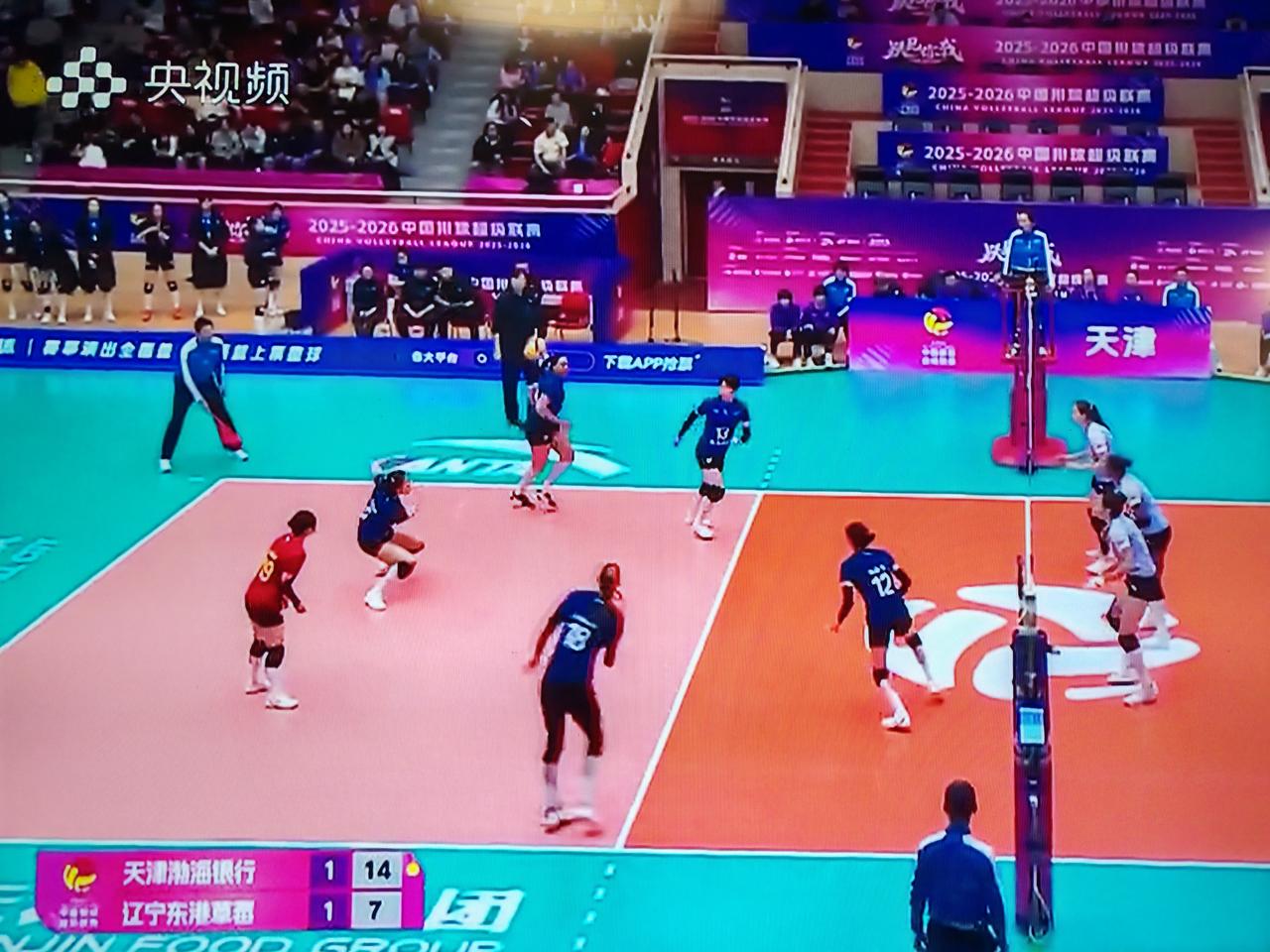 女排排超联赛第十三轮，天津女排主场迎战辽宁女排，前两局天津女排比分24：26，2
