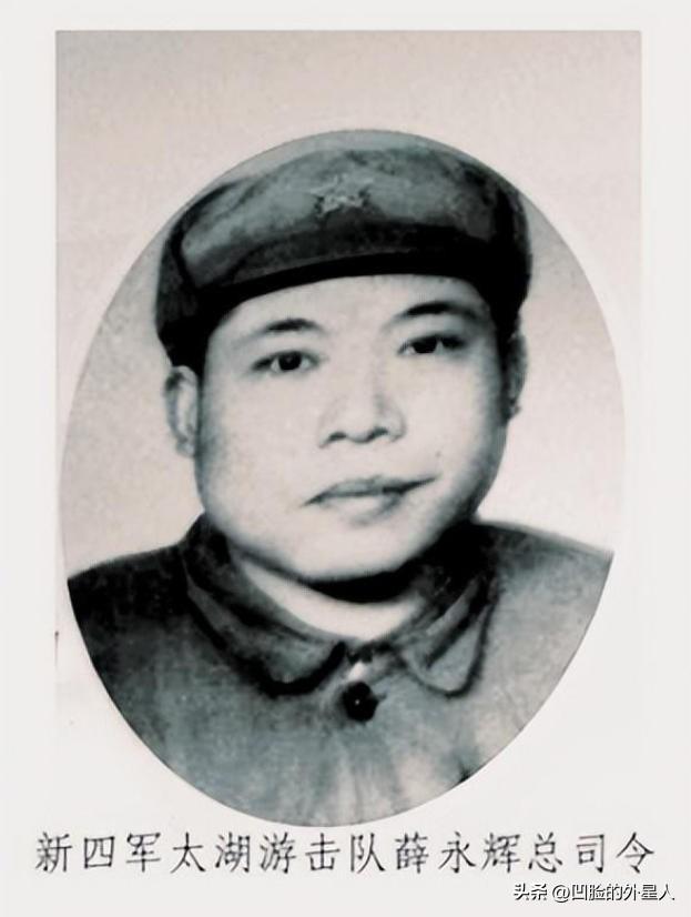 1944年，游击队因叛徒告密，躲进芦苇荡里啃了一个月芦苇，出来后却看到一名吃得白