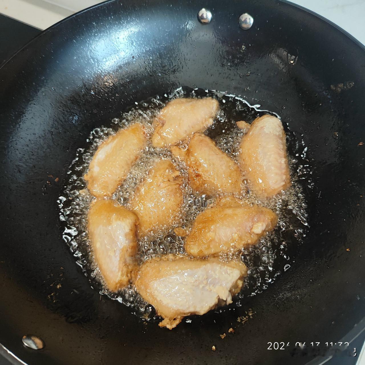 每次心里都会有那么一股股莫名的失落，内心是迷茫又难受的，也是很想默默流泪的，但是