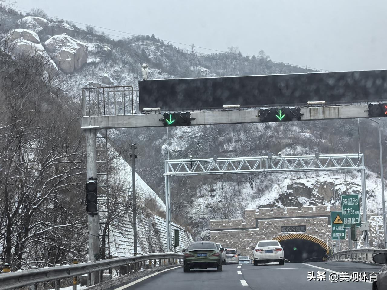 一次大雪并没有对八达岭高速公路的通行带来太大的影响。如果说有影响，那便是，由于担