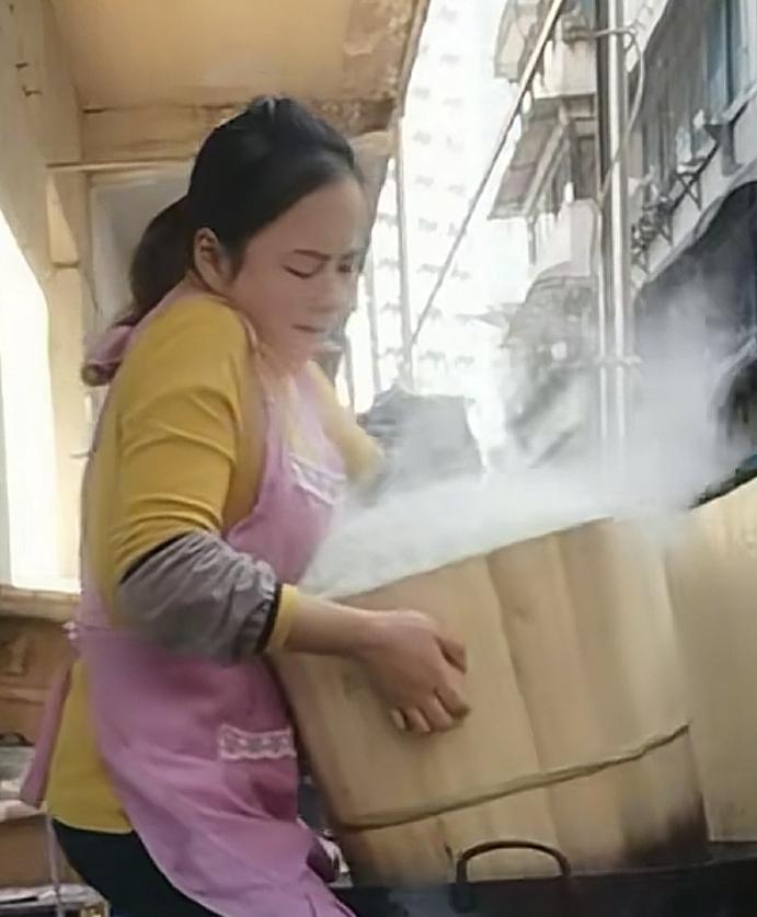 一个女人为什么要拼命挣钱？原因很简单，因为她他没有背景，他没有依靠，她想要的东西