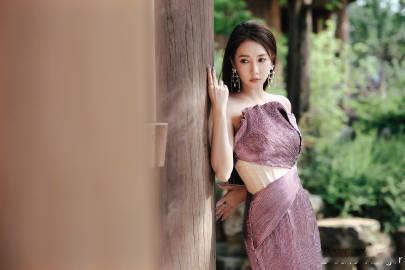 #弦子曲线美##濮院时装周#弦子的曲线美与紫色裙的优雅相辅相成，展现出无与伦比的