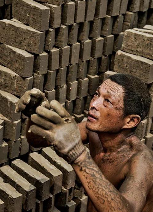为什么中国人这么累？网友说出了关键！美国人整天研究高科技，欧洲人研究奢侈品，中东