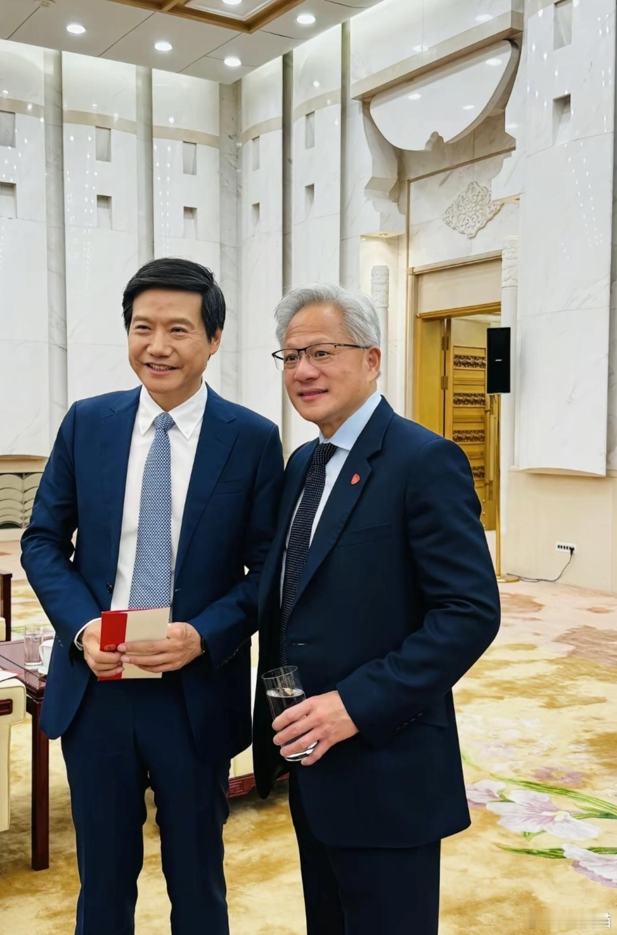 从小米3发布会到现在13年了，小米雷军和英伟达黄仁勋合影，岁月不饶人啊 