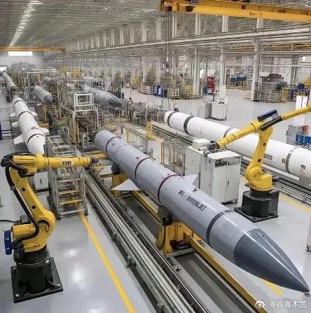 伤害性很大，侮辱性更强。中国罕见地公开了PL-15导弹的全自动生产线，号称一天的