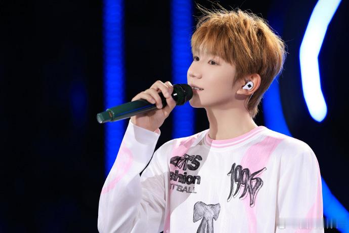 王源夏日歌会舞台彩排 、王源夏日歌会彩排照 少年自有星光，音乐自带力量！王源彩排