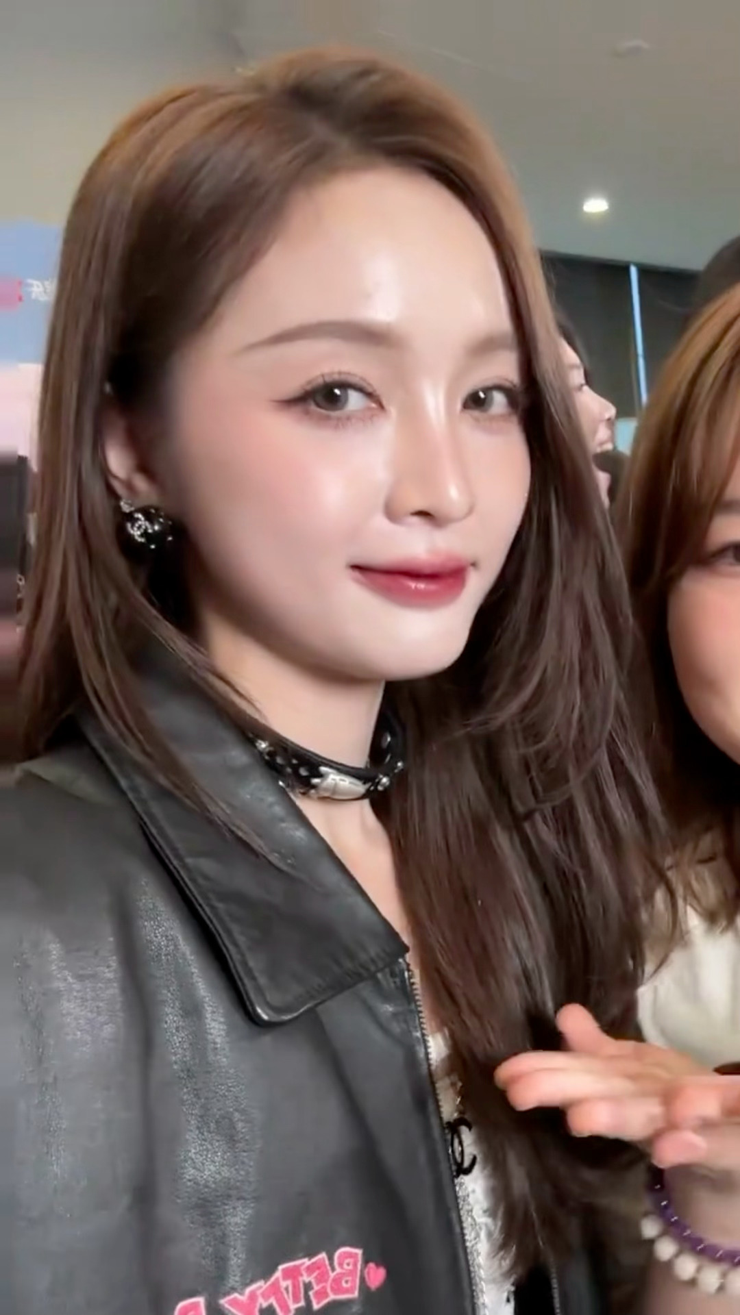 吴宣仪乘风2025wxy吴宣仪演唱会 刷到了之前浪姐扫楼跟人合影的吴live图和