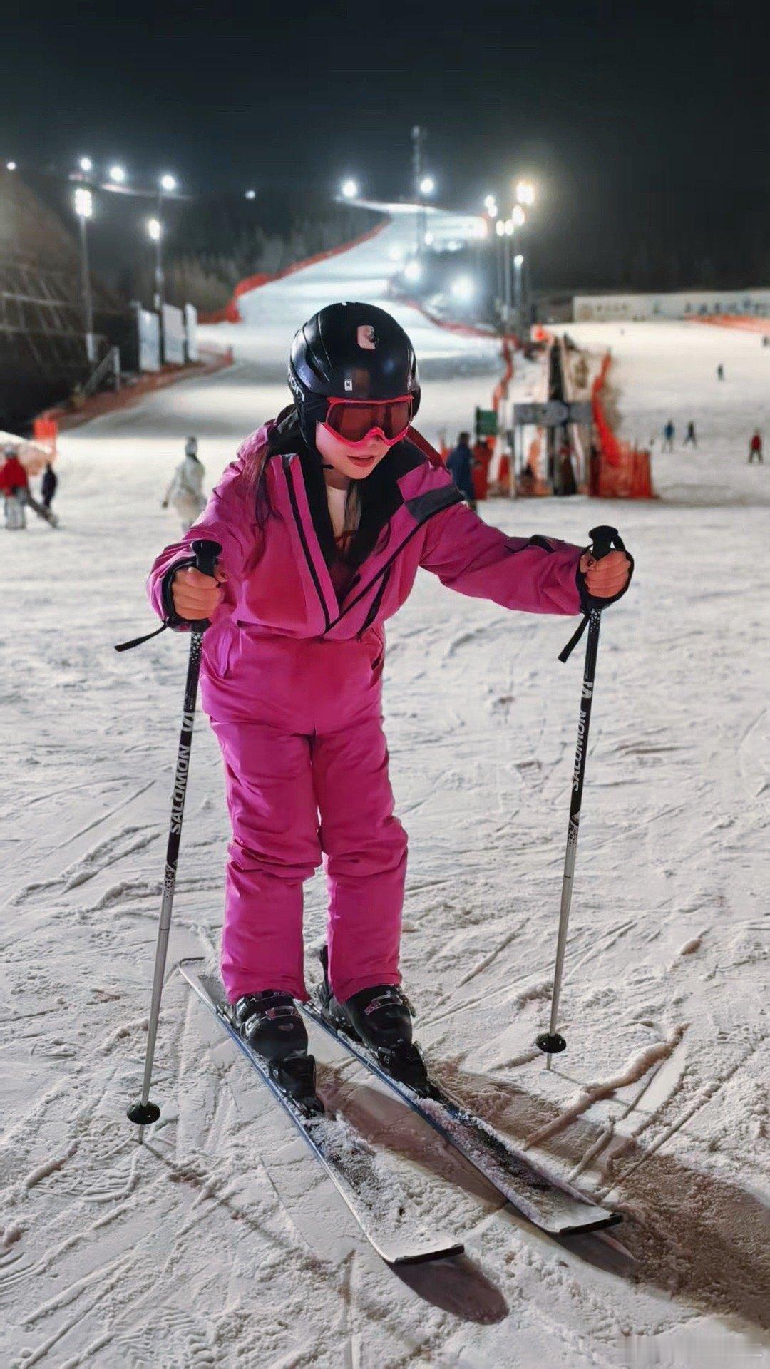 人生第一次滑雪，就能做到图1图2这样，厉不厉害？我问的是这种AI厉不厉害～～现实