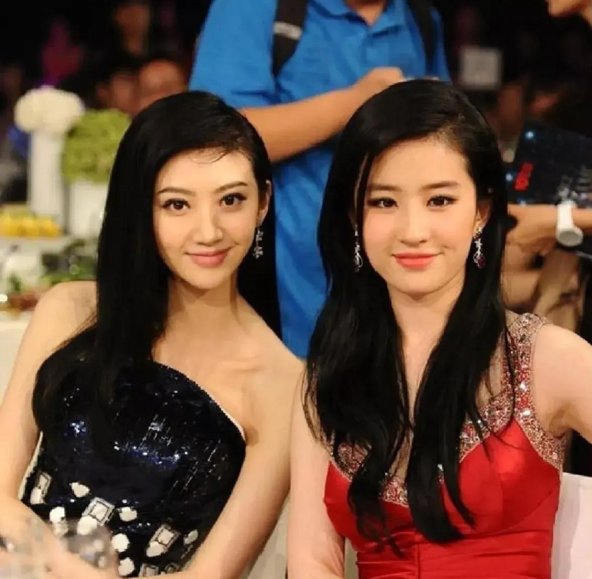 80后双娇，来围观一下[灵光一闪]。
两个都肤白胜雪，笑起来甜甜的，两人都不走排