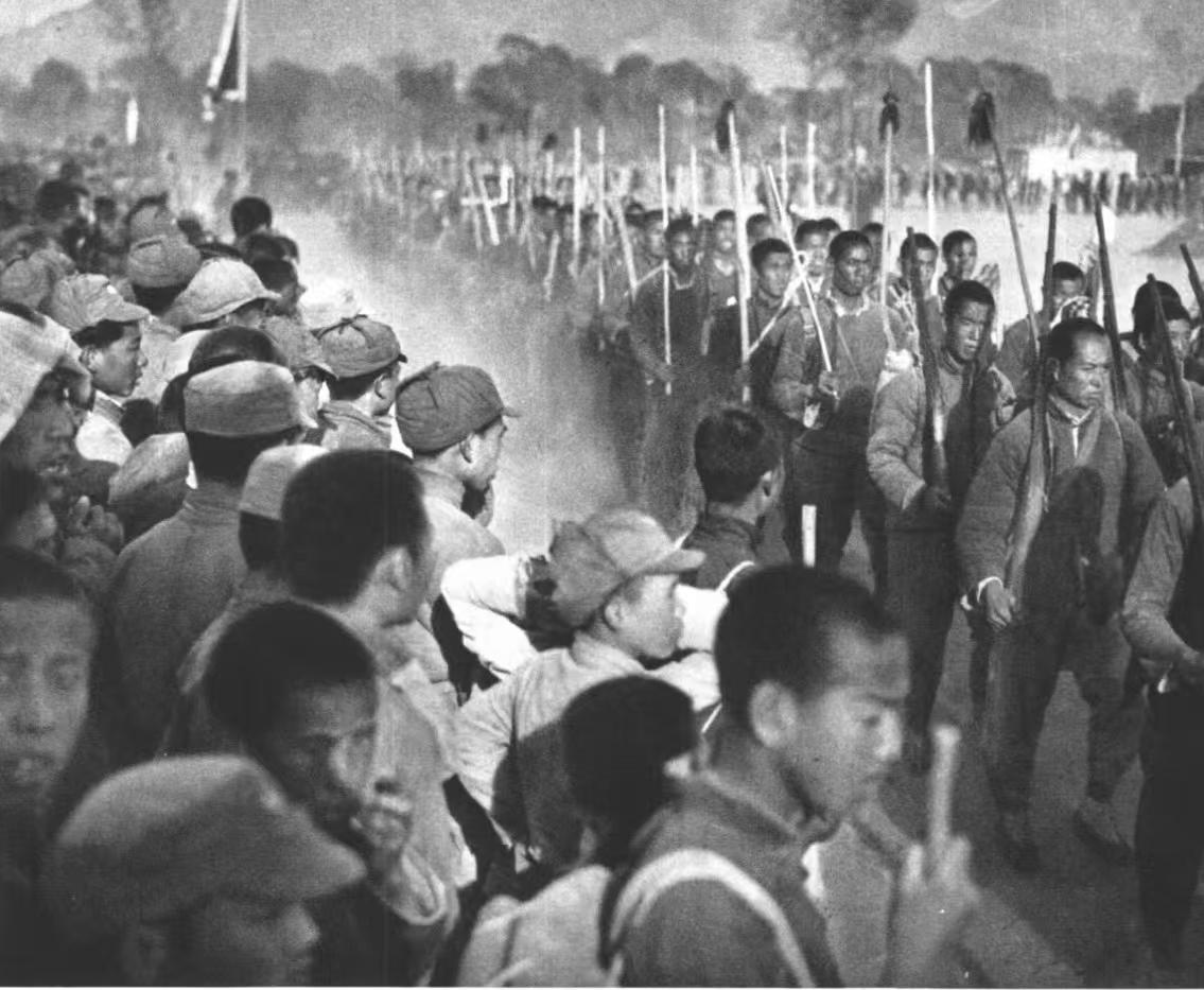 图一是抗日战争期间河北阜平县城的人民武装自卫队，图二是河北完县北神妇女自卫队，图