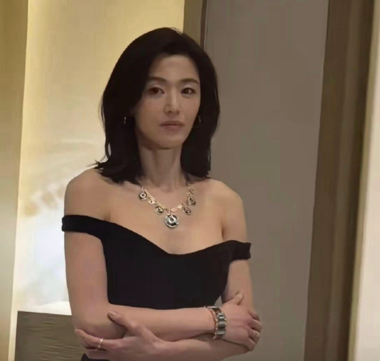 全智贤这样看也太有姐感了吧 