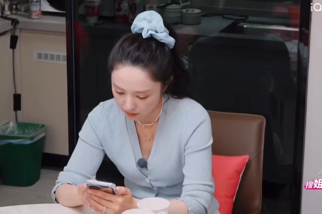 婚礼惊喜里的情绪小风波
 
董璇为婚礼筹备暗藏心意，一心想拿到张维伊父亲的手机制