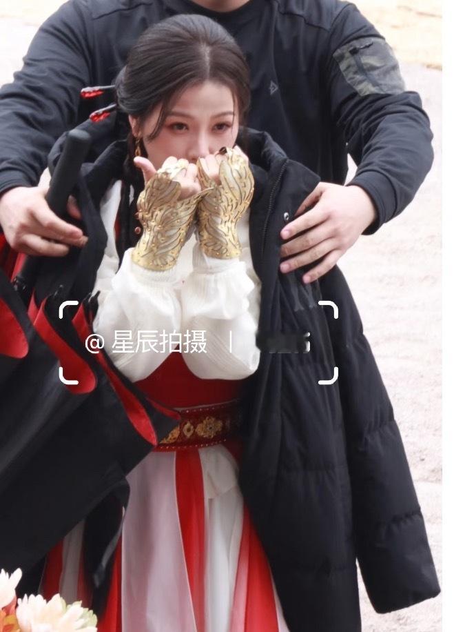 桐哥第一时间给孩子披上衣服 