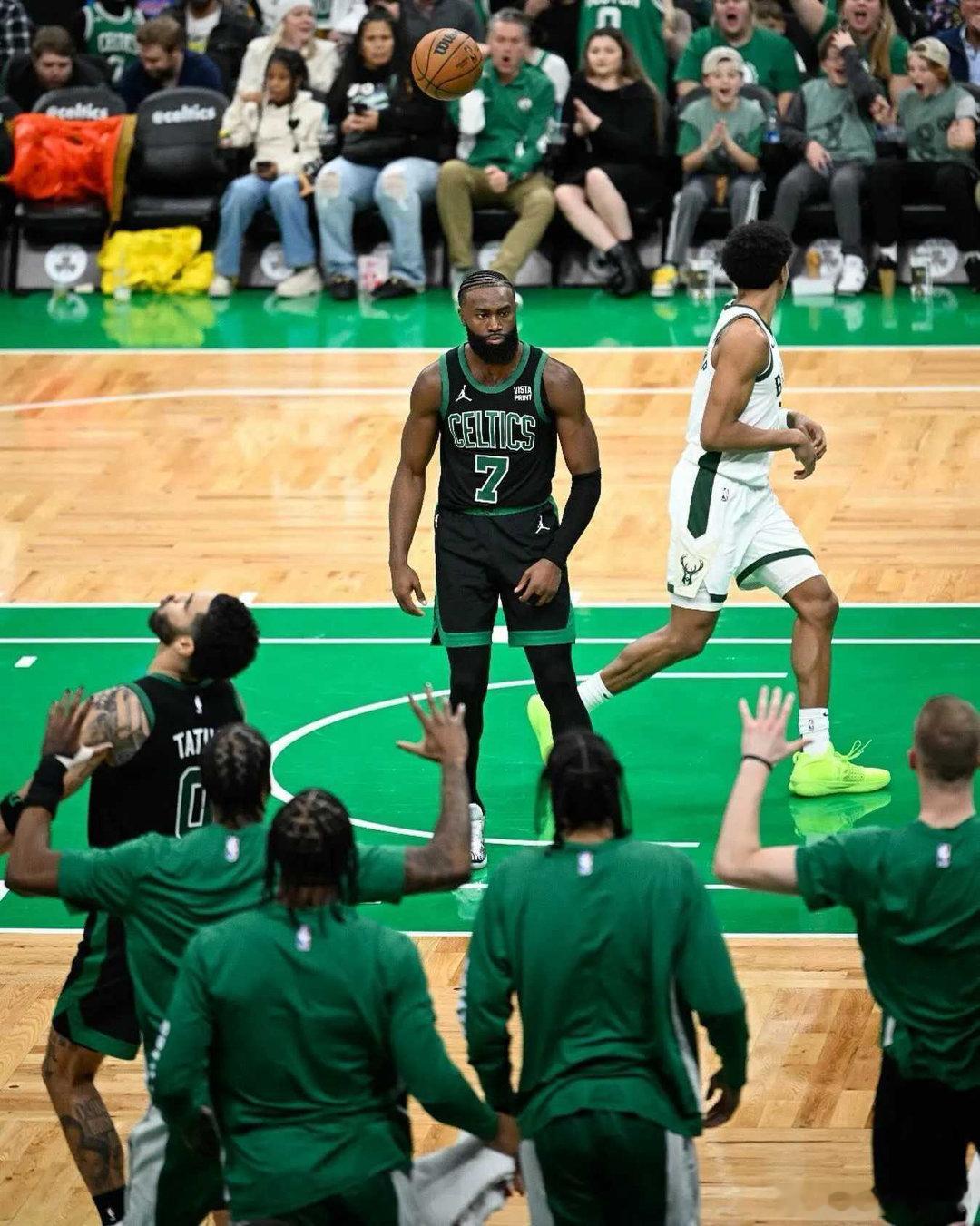 球赛精彩瞬间● 在对阵太阳的比赛中，金州勇士队上半场疯狂出手37次三分球，创下N