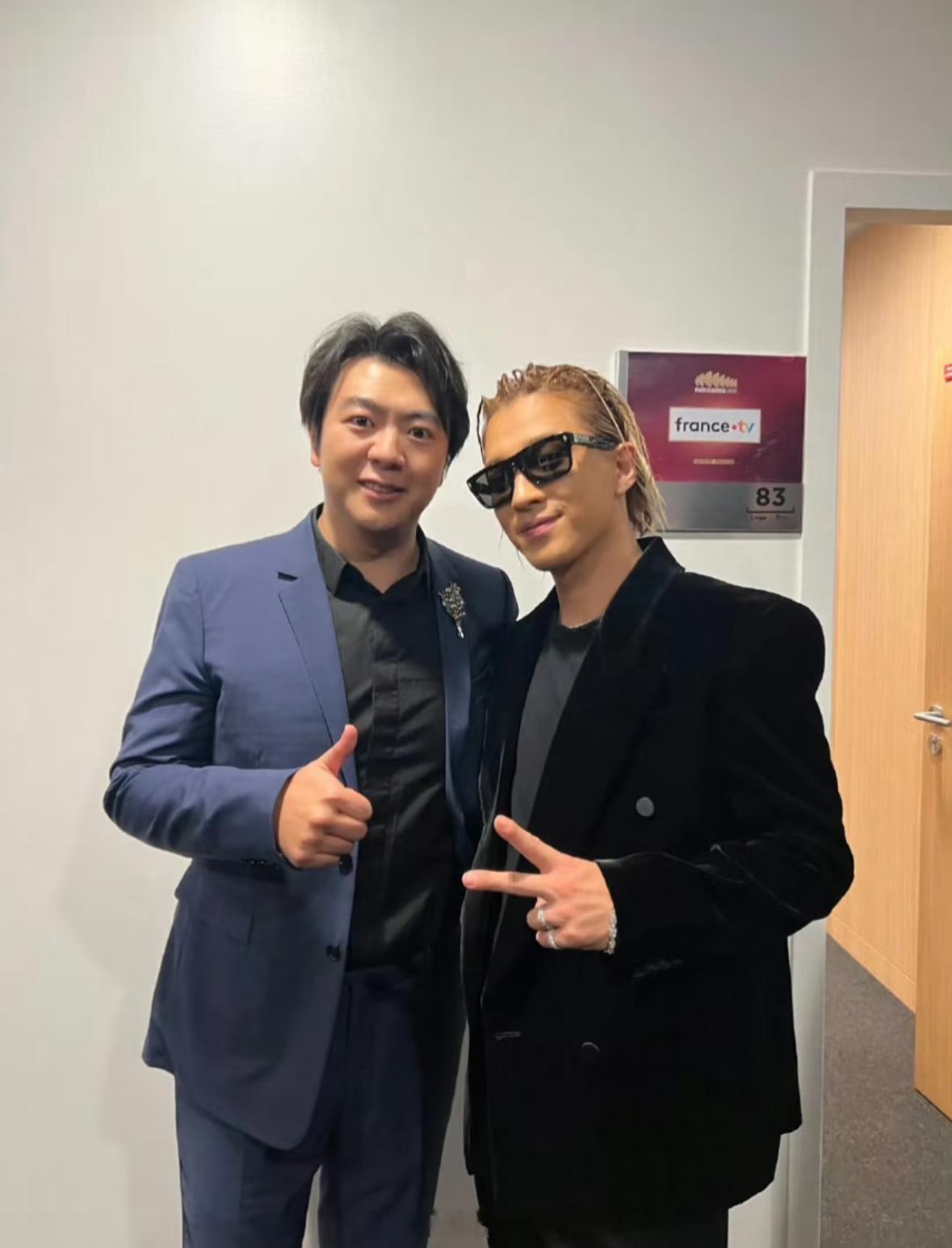 郎朗晒与朴彩英太阳合照  郎朗晒与朴彩英太阳后台合照  这合照真的破次元壁了 