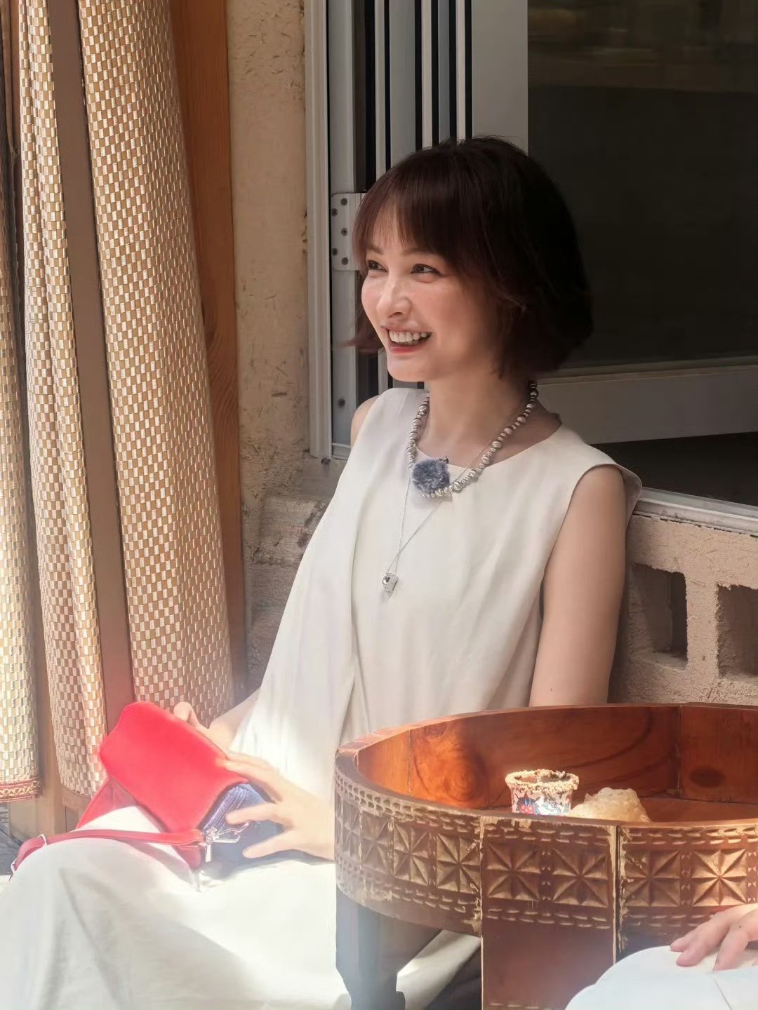 吴昕被沙疗攻击吴昕被沙疗烫出表情包 吴昕做沙疗没想到被沙疗攻击 ​​​