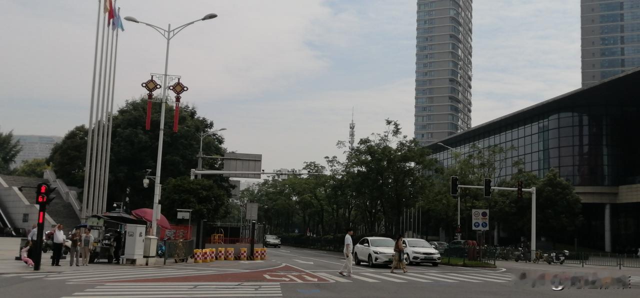 那天真把我累坏了。
是因为我去弟弟家。
弟弟住8楼，是顶楼。
我沿着楼梯一级一级