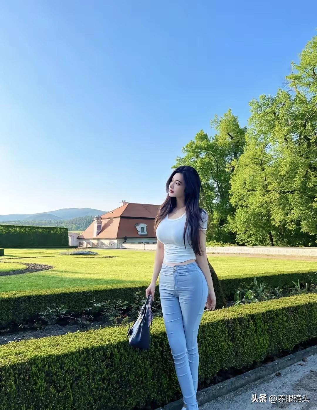 阳光明媚的午后，绿意盎然的庭院里，一位美丽的女孩悠然自得地漫步。