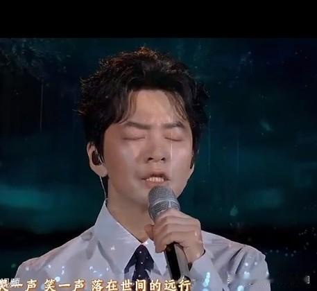 为何说马年春晚李健比海来阿木的歌声更走心？

头条上不少网友对歌手李健和海来阿木