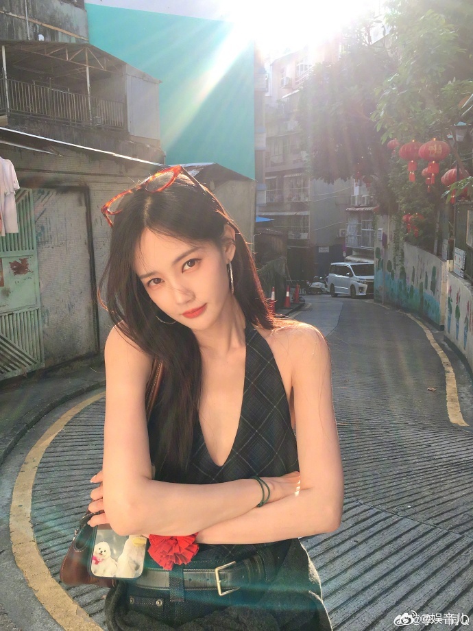 李一桐拿了真蛇李一桐好蛇一女的 白蛇缠臂的瞬间我屏住了呼吸，她眼尾那抹冷艳的光，