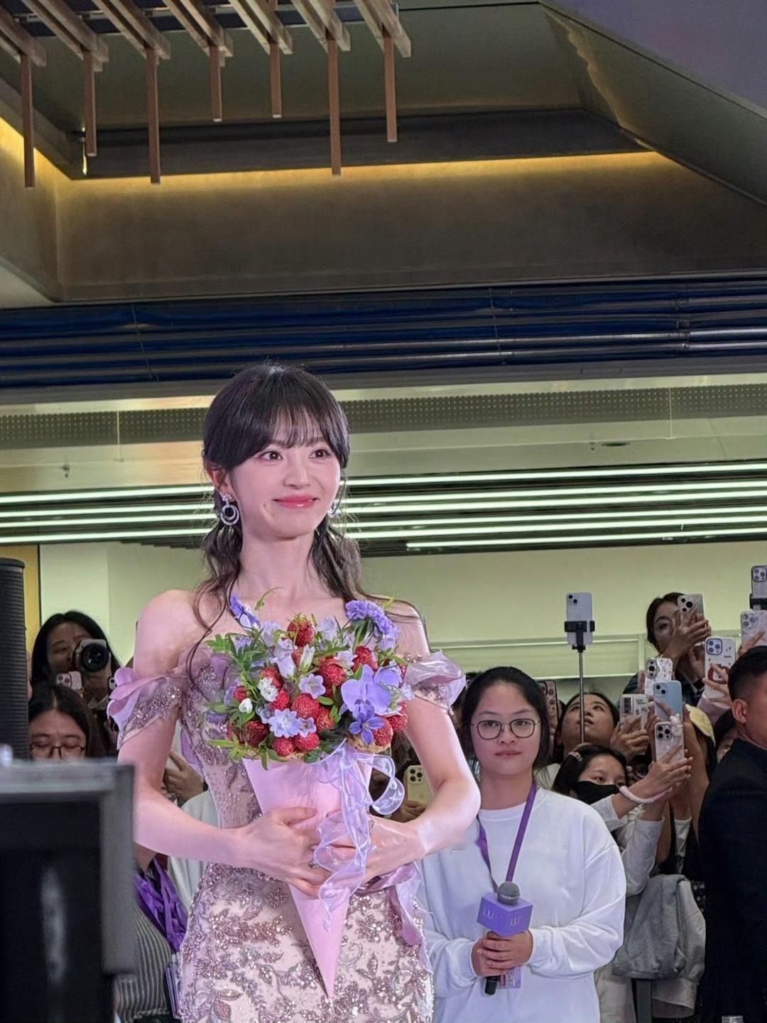 田曦薇紫玫瑰鱼尾裙气血充足的美，还超级甜的女神[送花花] ​​​