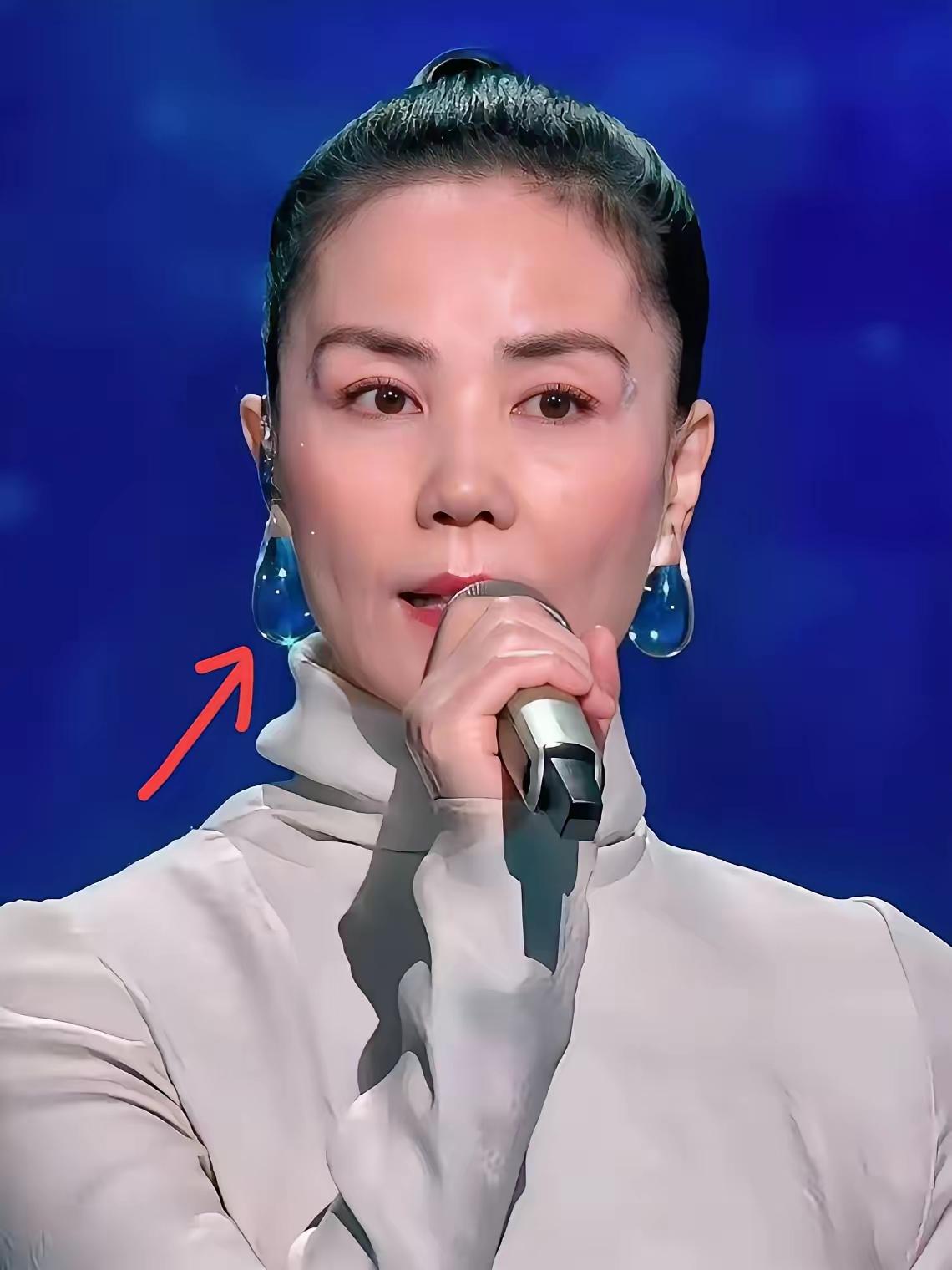 玉笛声中听，月华如水明。