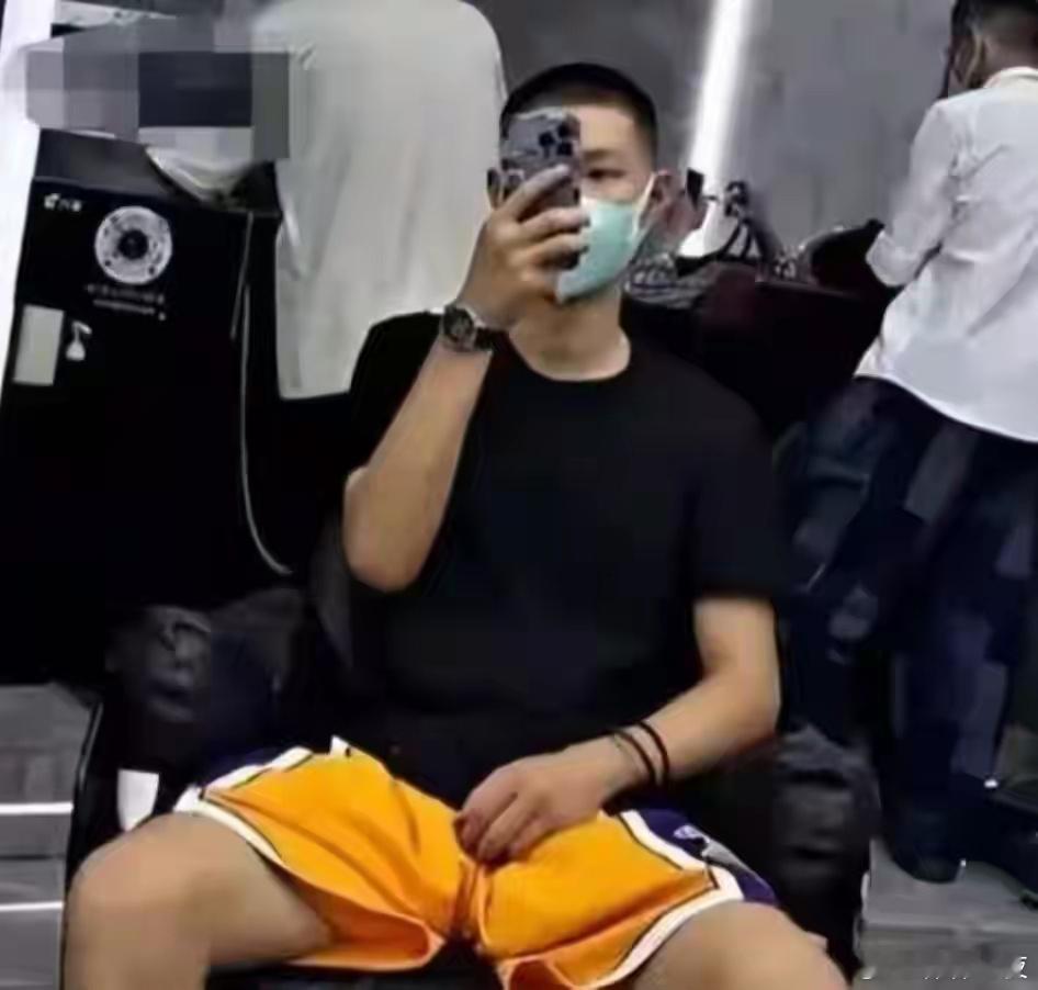 有媒体爆料称李双江的儿子李天一在美国拉斯维加斯的赌桌上一夜输掉800万美元。随后